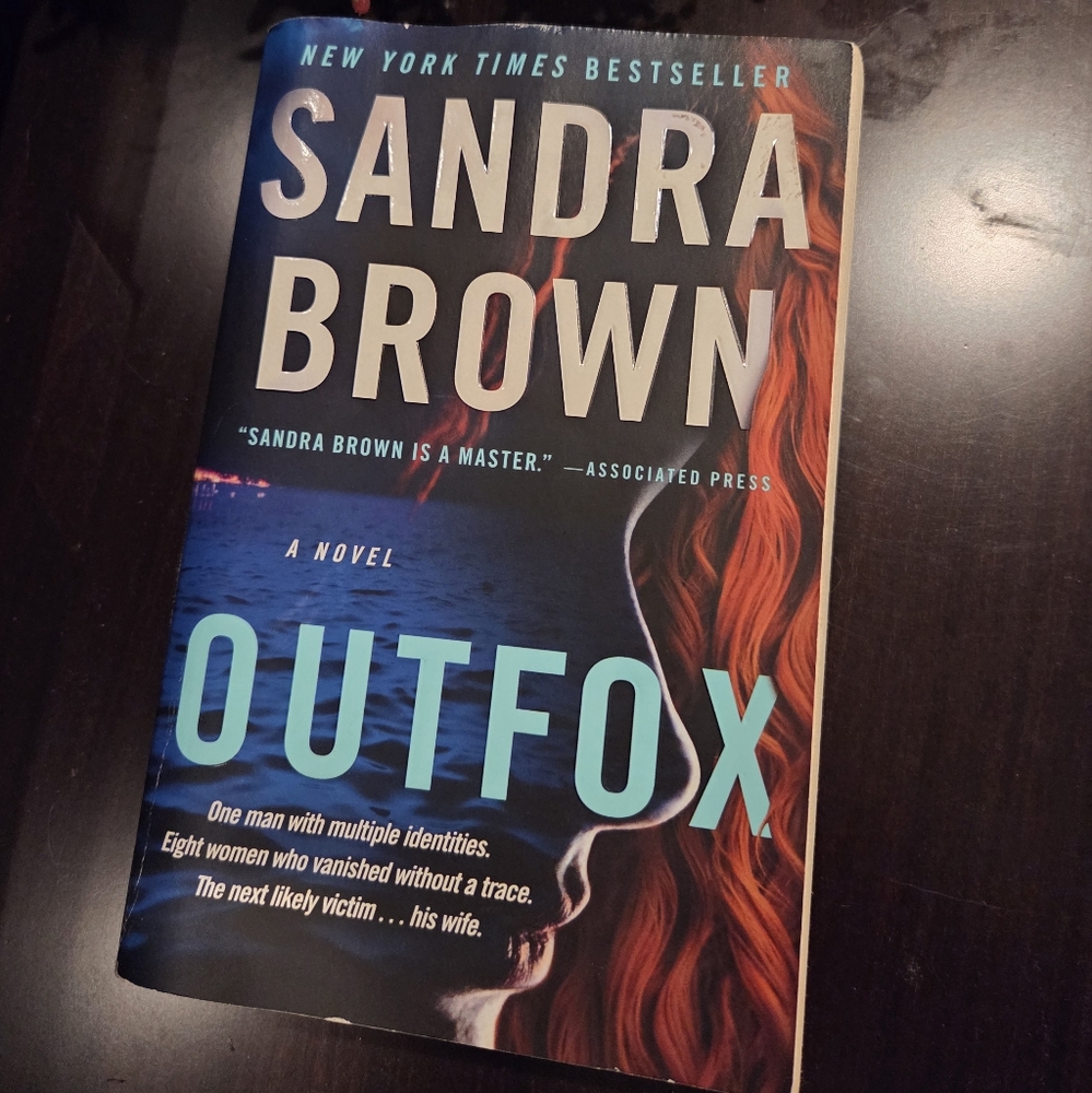 'Outfox' By Sandra Brown Paperback Book
